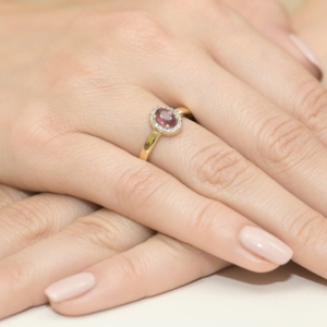 Złoty pierścionek z Rubinem 0,60ct i  Brylantami z białego złota próby 585. W-0330RB